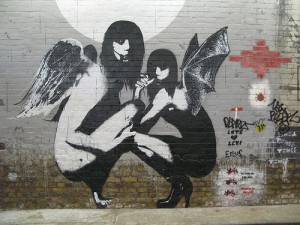 壁に描かれた背中に羽を生やした女性のモンスター