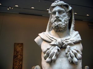 髭を蓄えたゼウス風の彫像
