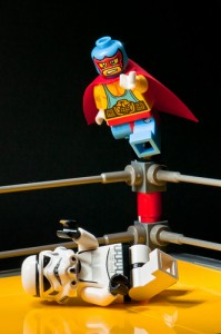 コーナーからマットへ飛ぶマスクのレゴのオモチャ