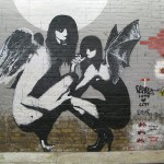 壁に描かれた背中に羽を生やした女性のモンスター