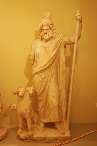 ３つの首を持つ犬を傍に置くゼウスの像