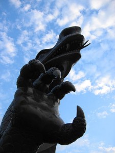 ドラゴンの像を下から見上げている写真。右手のかぎ爪と牙が見える