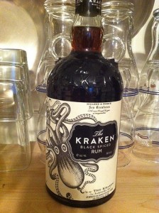 『kraken』という名のお酒。ラベルに逆さを向いたイカが印刷