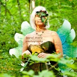 森の中で妖精の格好をする老婆