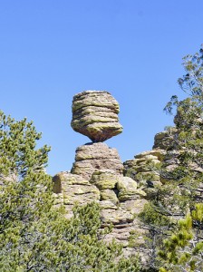 岩山に一点で大岩がバランスを保っている