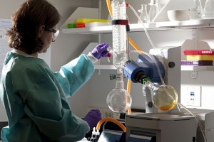 研究所でフラスコを使って実験する女性